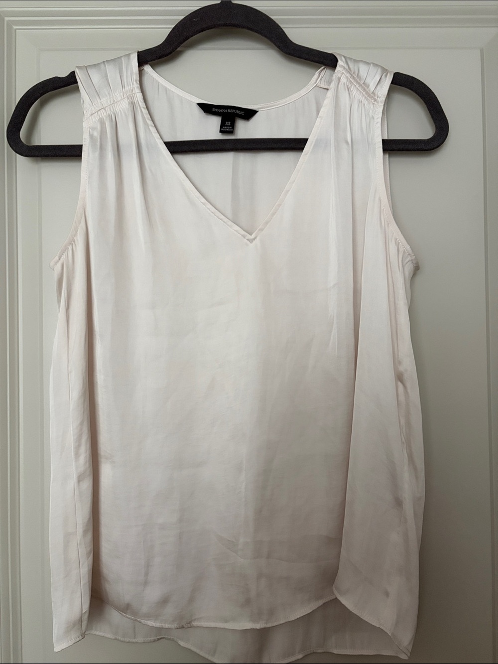 Banana Republic Cream V-Neck Satin-Look Sleeveless Camisole
